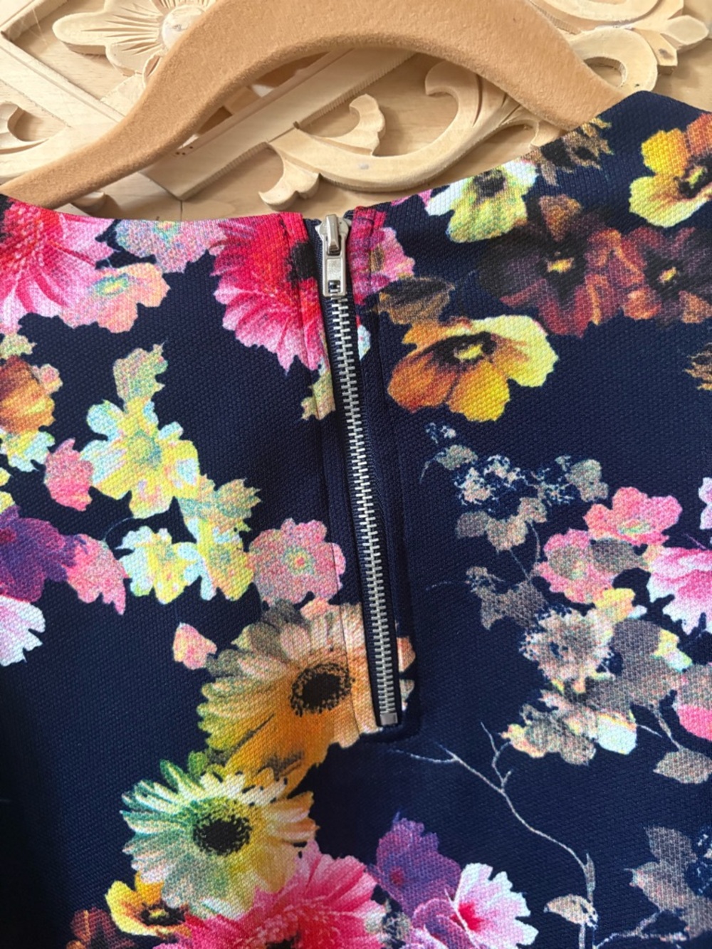 Gracia Navy Floral Blouse with Pleated Sleeves- Pristine - M - Picture 3 of 6